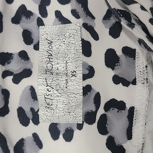 Betsey Johnson Cropped Yoga Pants, Snow Leopard Print, size XS. Gently Used Cond - Picture 5 of 8